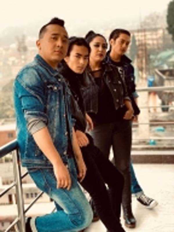 गोरखालैंड आंदोलन पर आधारित फिल्म है ब्रोकन विंग्स